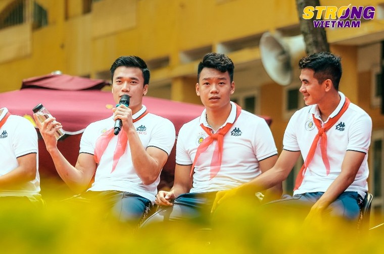 Đình Trọng, Quang Hải, Bùi Tiến Dũng chào cờ đầu tuần với học sinh Hà Nội ảnh 5