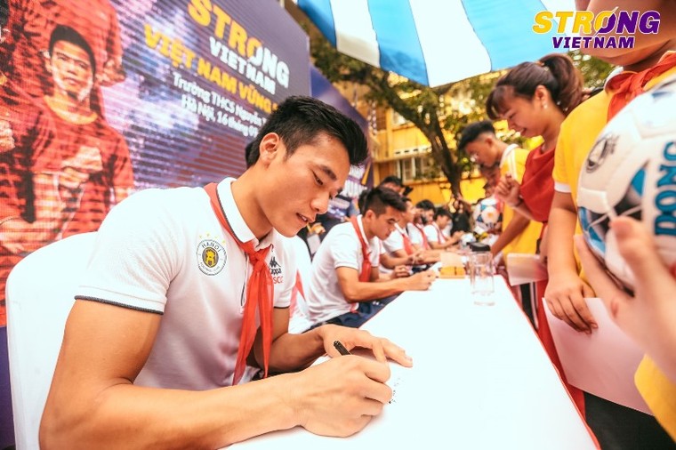 Đình Trọng, Quang Hải, Bùi Tiến Dũng chào cờ đầu tuần với học sinh Hà Nội ảnh 4