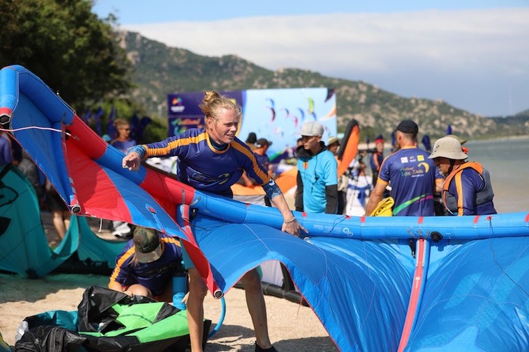 Biển Ninh Chữ (Ninh Thuận) sôi động chưa từng có trong ‘đại tiệc’ lướt ván diều ảnh 3