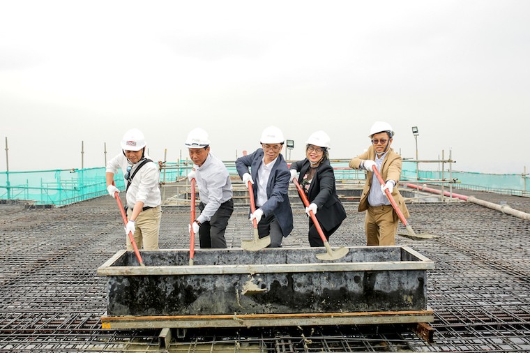 Cất nóc Dự án Ariyana Beach Resort & Suites Danang ảnh 1