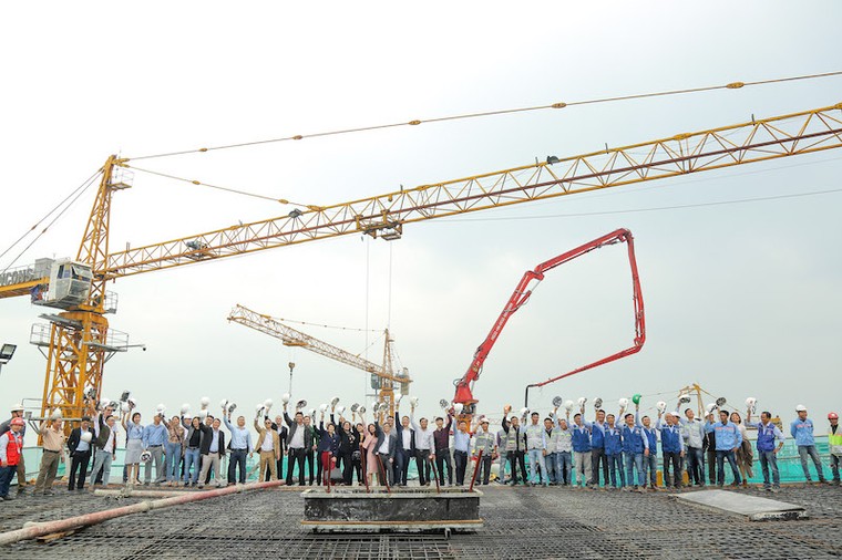 Cất nóc Dự án Ariyana Beach Resort & Suites Danang ảnh 2