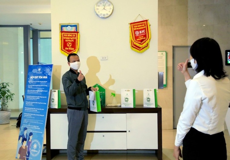 17.000 cư dân Ecopark được trang bị khẩu trang, nước sát khuẩn miễn phí ảnh 1