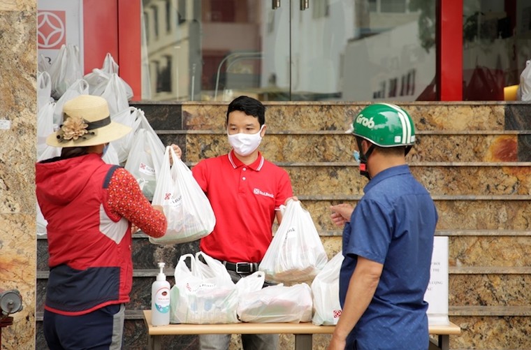 SeABank trao tặng 35,2 tấn gạo cho người nghèo trên toàn quốc trong mùa dịch Covid-19 ảnh 1