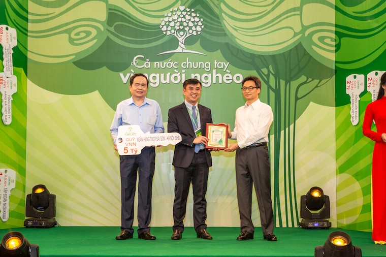 Các doanh nghiệp của ‘Bầu Hiển’ ủng hộ 30 tỷ đồng cho Quỹ ‘Vì người nghèo’ ảnh 1