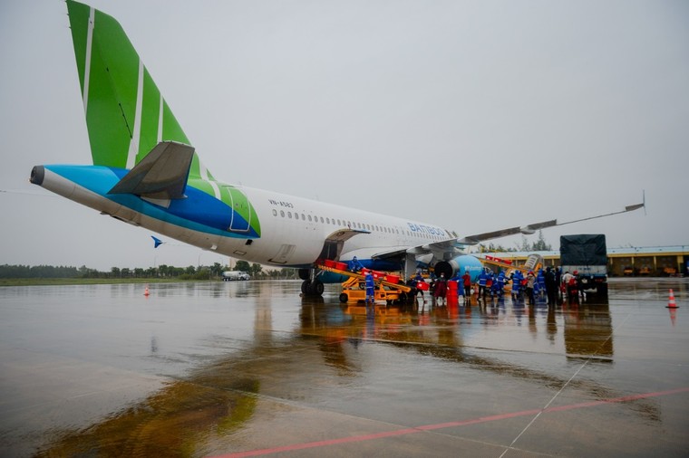 Bamboo Airways khai thác chuyến bay charter chở hàng cứu trợ đồng bào miền Trung ảnh 5