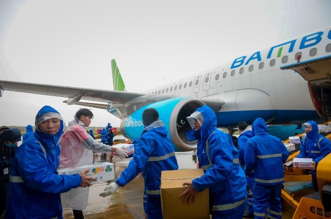 Bamboo Airways khai thác chuyến bay charter chở hàng cứu trợ đồng bào miền Trung ảnh 6
