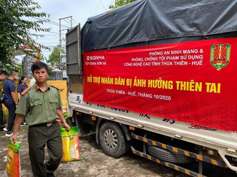 Tập đoàn Sơn Hà phối hợp với công an tỉnh Thừa Thiên- Huế cứu trợ người dân vùng lũ ảnh 7