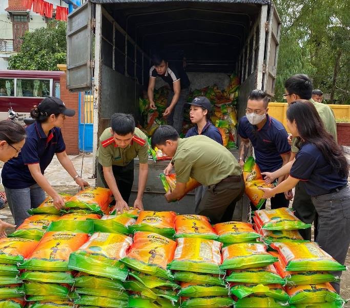 Tập đoàn Sơn Hà phối hợp với công an tỉnh Thừa Thiên- Huế cứu trợ người dân vùng lũ ảnh 1