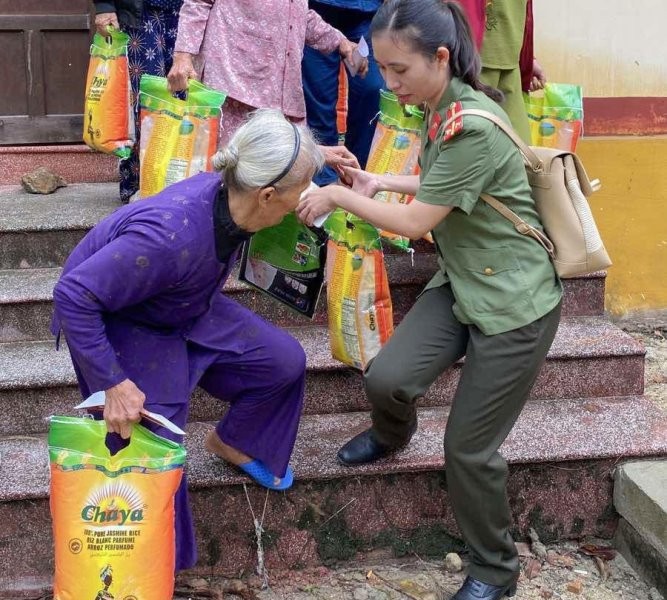 Tập đoàn Sơn Hà phối hợp với công an tỉnh Thừa Thiên- Huế cứu trợ người dân vùng lũ ảnh 4