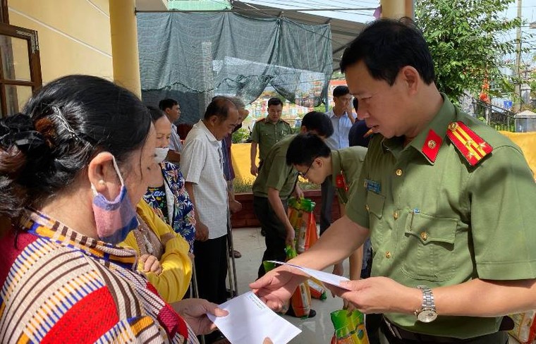 Tập đoàn Sơn Hà phối hợp với công an tỉnh Thừa Thiên- Huế cứu trợ người dân vùng lũ ảnh 3