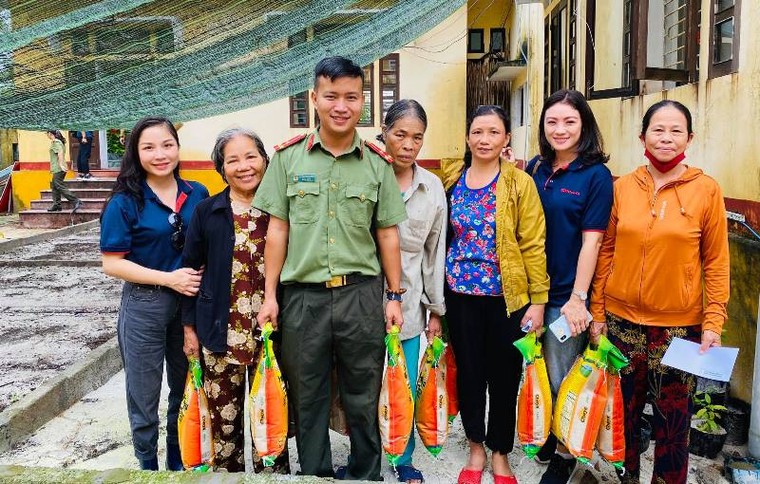Tập đoàn Sơn Hà phối hợp với công an tỉnh Thừa Thiên- Huế cứu trợ người dân vùng lũ ảnh 5