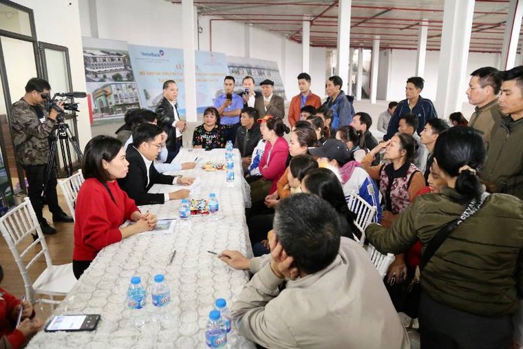 Tiểu thương Lào Cai nhộn nhịp ký hợp đồng, trang trí ki ốt chuẩn bị về kinh doanh tại chợ mới ảnh 2