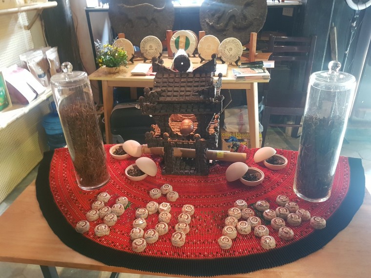 Độc đáo chùa cầu Hội An làm từ 20 kg trà shan tuyết cổ thụ ảnh 1