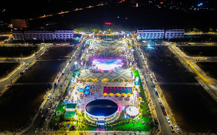 Ngỡ ngàng khu đô thị nằm giữa núi rừng nhưng “sang chảnh” như Châu Âu và luôn nhộn nhịp ngày đêm ảnh 2