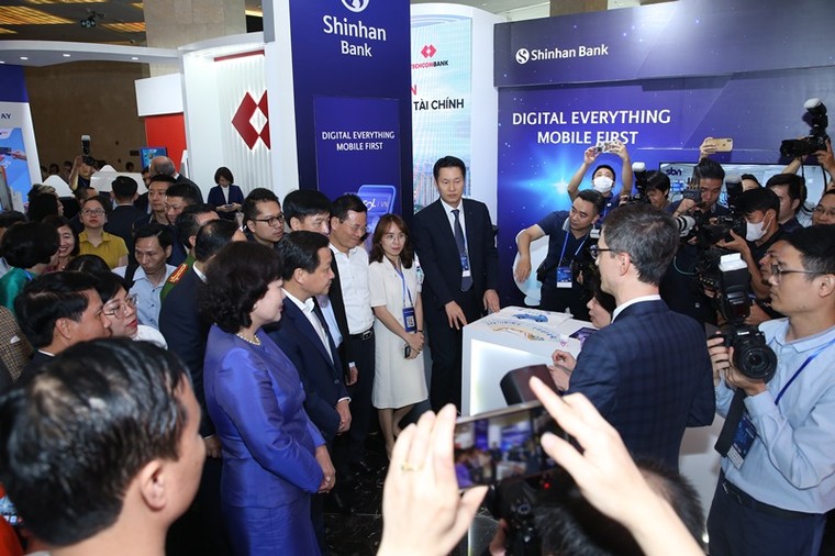 NHNN tặng bằng khen thành tích xuất sắc trong công tác chuyển đổi số cho Ngân hàng Shinhan Việt Nam ảnh 1