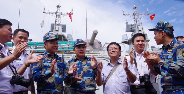 Nhà báo Huỳnh Dũng Nhân ra mắt hồi ký "40 năm Đi, Yêu và Viết" ảnh 2