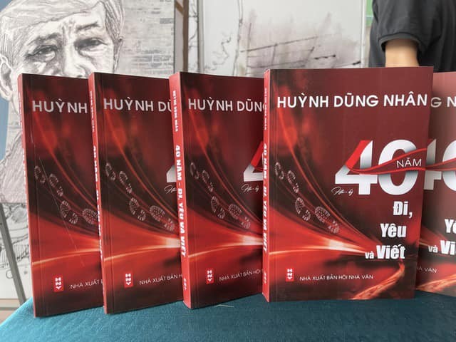 Nhà báo Huỳnh Dũng Nhân ra mắt hồi ký "40 năm Đi, Yêu và Viết" ảnh 1