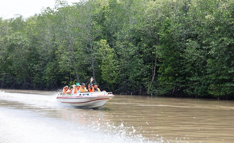 Du khách thích thú với những trải nghiệm sống như….người Cà Mau ảnh 2