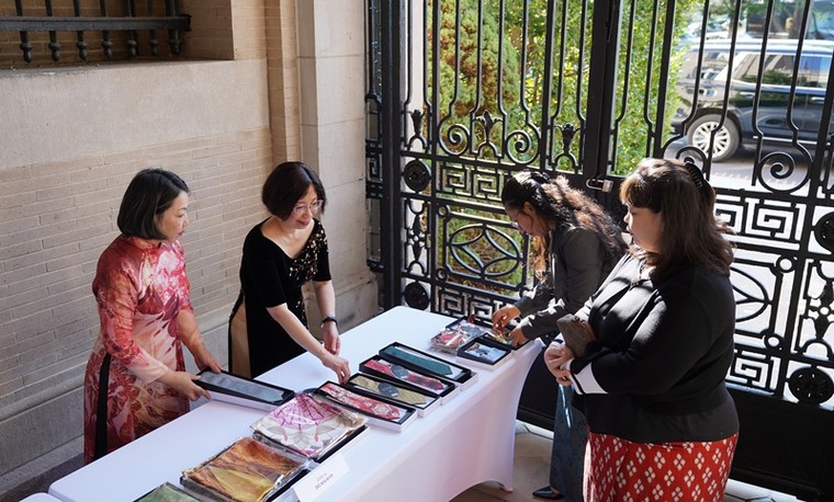 Phu nhân các Đại sứ rạng rỡ trong ngày hội “Áo dài – Tinh hoa văn hóa Việt” tại Washington D.C ảnh 9