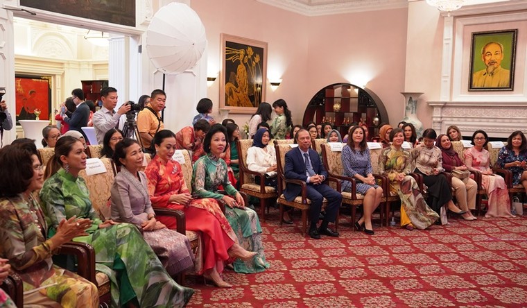 Phu nhân các Đại sứ rạng rỡ trong ngày hội “Áo dài – Tinh hoa văn hóa Việt” tại Washington D.C ảnh 6