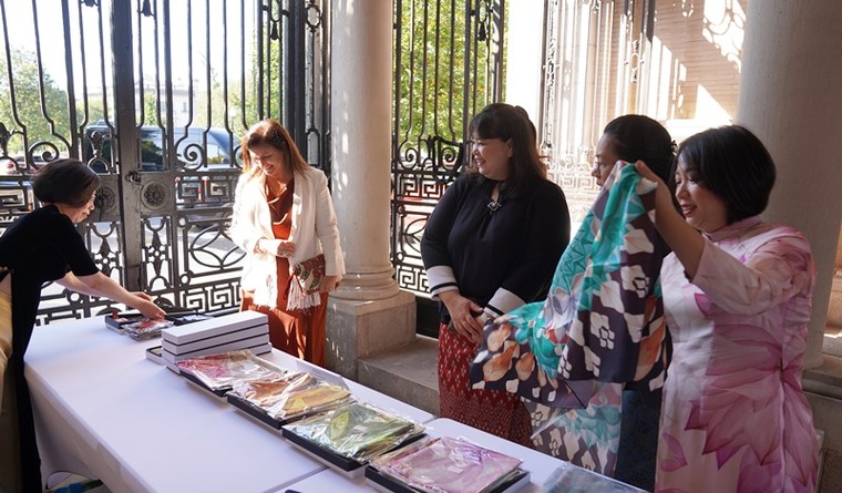 Phu nhân các Đại sứ rạng rỡ trong ngày hội “Áo dài – Tinh hoa văn hóa Việt” tại Washington D.C ảnh 8