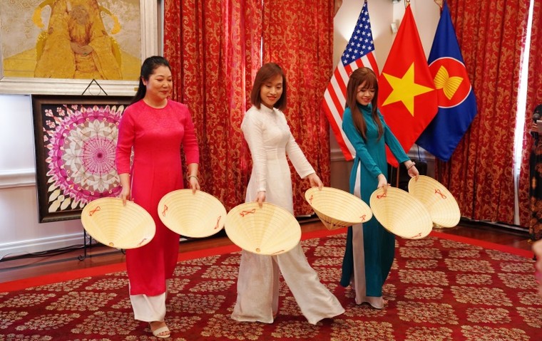 Phu nhân các Đại sứ rạng rỡ trong ngày hội “Áo dài – Tinh hoa văn hóa Việt” tại Washington D.C ảnh 7