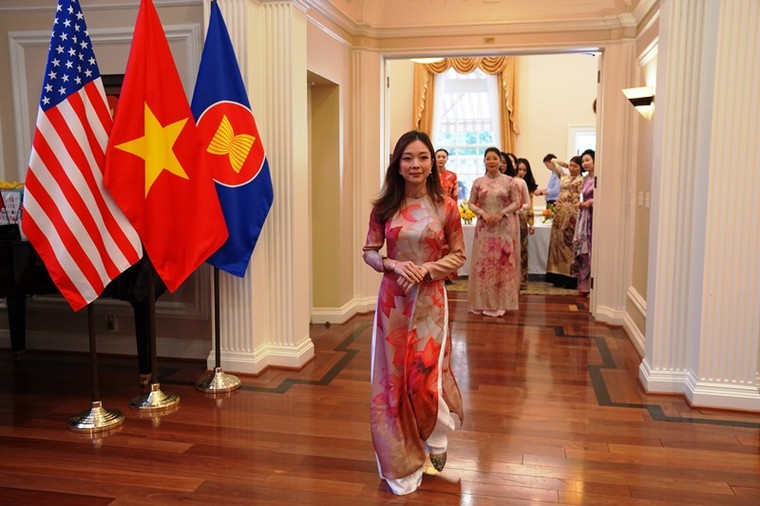 Phu nhân các Đại sứ rạng rỡ trong ngày hội “Áo dài – Tinh hoa văn hóa Việt” tại Washington D.C ảnh 2