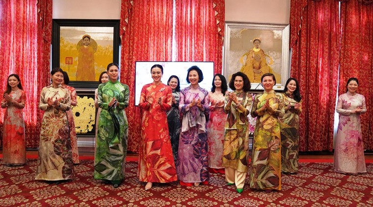 Phu nhân các Đại sứ rạng rỡ trong ngày hội “Áo dài – Tinh hoa văn hóa Việt” tại Washington D.C ảnh 3
