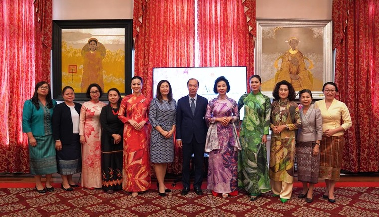 Phu nhân các Đại sứ rạng rỡ trong ngày hội “Áo dài – Tinh hoa văn hóa Việt” tại Washington D.C ảnh 1