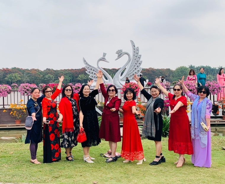 Người già sống lâu, sống khoẻ, sống trẻ, sống vui trong đại đô thị xanh lớn nhất miền Bắc ảnh 1