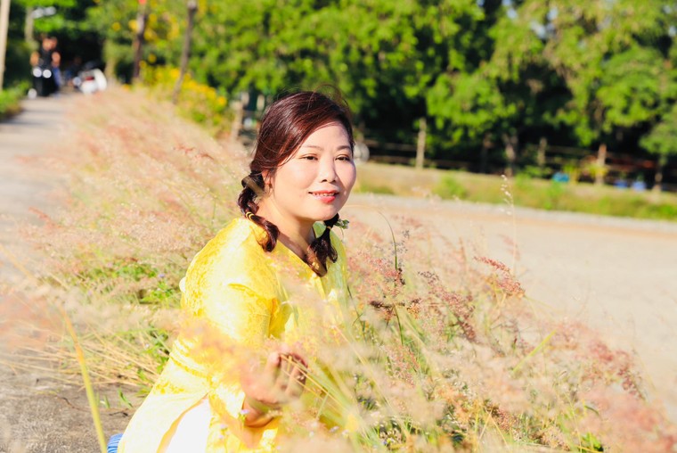 Giới trẻ phát sốt trước mùa cỏ hồng đẹp ngất ngây ở ấp đảo Thiềng Liềng ảnh 9