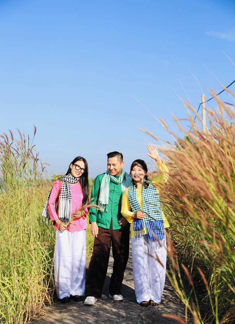 Giới trẻ phát sốt trước mùa cỏ hồng đẹp ngất ngây ở ấp đảo Thiềng Liềng ảnh 5