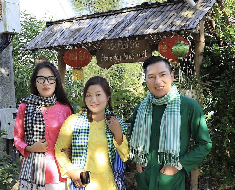 Giới trẻ phát sốt trước mùa cỏ hồng đẹp ngất ngây ở ấp đảo Thiềng Liềng ảnh 7