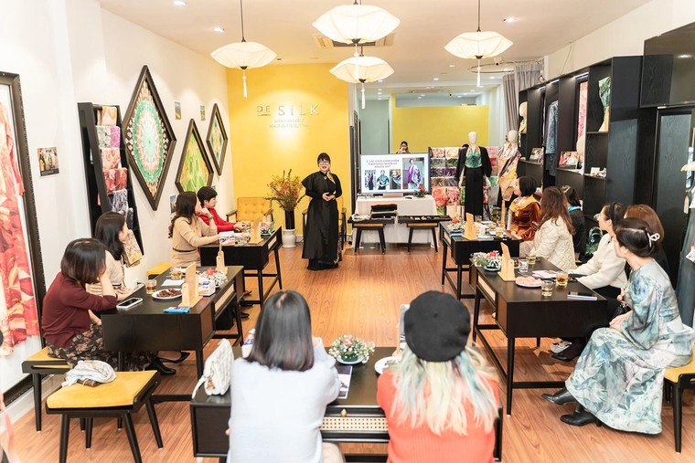 Học cách quàng khăn mùa lạnh, thú vui ưu nhã của quý cô Hà Nội ảnh 2