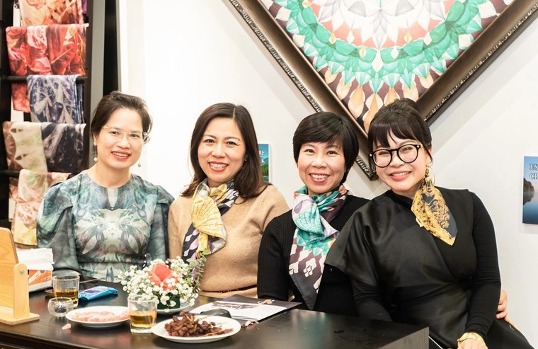 Học cách quàng khăn mùa lạnh, thú vui ưu nhã của quý cô Hà Nội ảnh 3