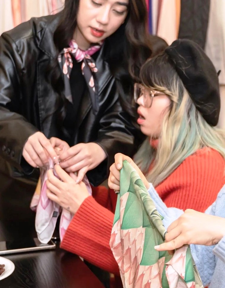 Học cách quàng khăn mùa lạnh, thú vui ưu nhã của quý cô Hà Nội ảnh 9