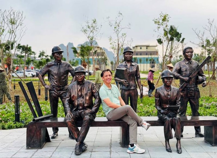 Biểu tượng vinh danh Người xây dựng trở thành điểm check in thú vị tại Vân Đồn ảnh 3