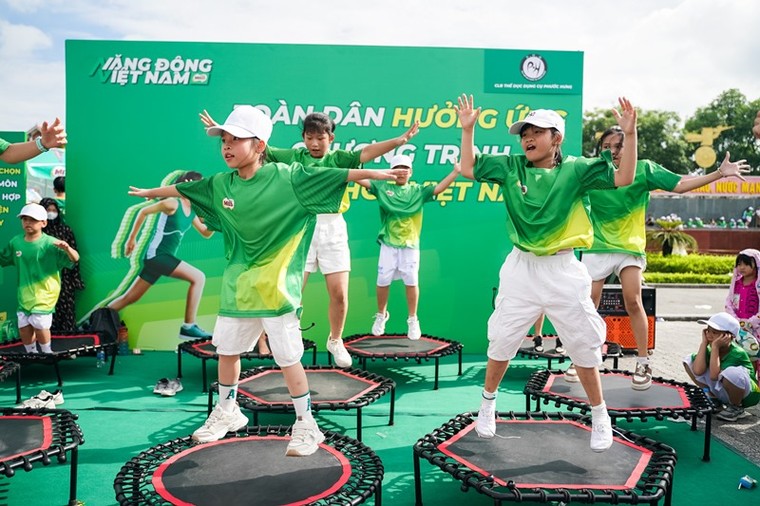 8000 người tham dự Lễ phát động toàn dân tập luyện môn bơi phòng, chống đuối nước năm 2024 ảnh 3