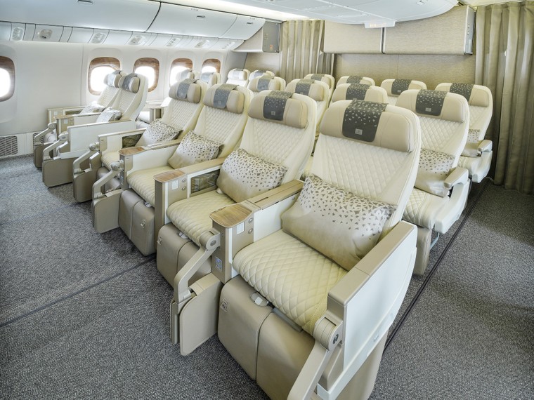 Máy bay 777 đầu tiên của Emirates được tân trang nội thất cabin cất cánh tới Genova ảnh 1
