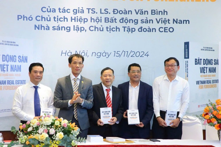 Ra mắt cuốn sách “Bất động sản Việt Nam với người nước ngoài", tác giả tặng toàn bộ doanh thu cho quỹ Ngày mai tươi sáng ảnh 3