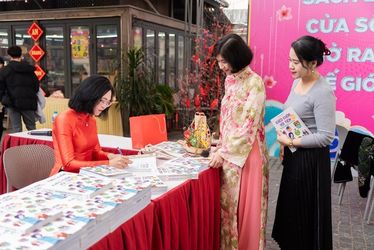 Tác giả truyện tranh tài chính “Khéo khôn với tiền- Tránh những ưu phiền" giao lưu với độc giả nhí đầu xuân ảnh 7