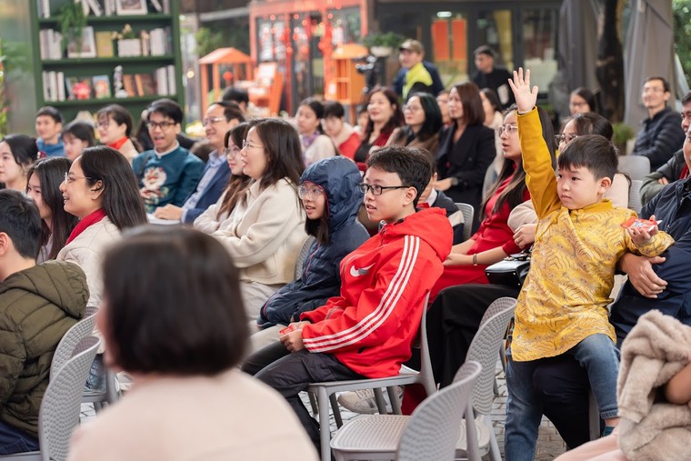 Tác giả truyện tranh tài chính “Khéo khôn với tiền- Tránh những ưu phiền" giao lưu với độc giả nhí đầu xuân ảnh 3