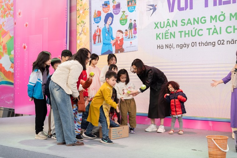 Tác giả truyện tranh tài chính “Khéo khôn với tiền- Tránh những ưu phiền" giao lưu với độc giả nhí đầu xuân ảnh 5