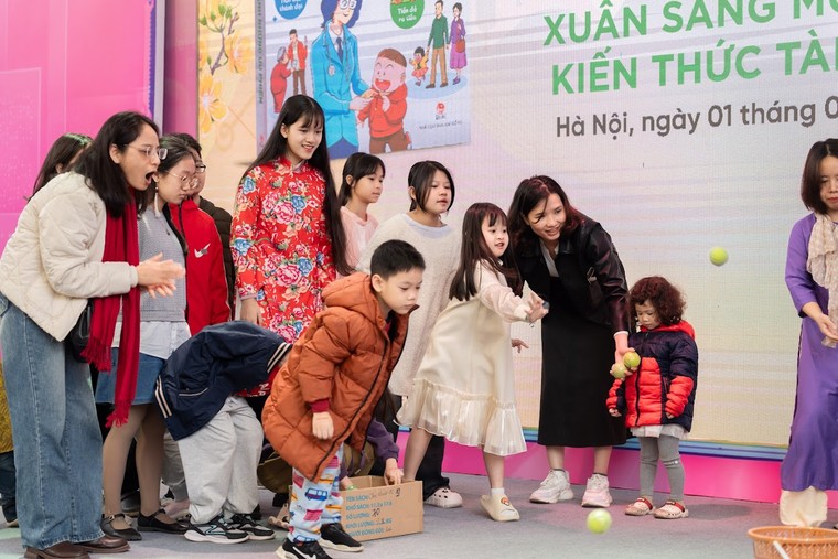 Tác giả truyện tranh tài chính “Khéo khôn với tiền- Tránh những ưu phiền" giao lưu với độc giả nhí đầu xuân ảnh 4