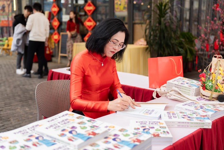 Tác giả truyện tranh tài chính “Khéo khôn với tiền- Tránh những ưu phiền" giao lưu với độc giả nhí đầu xuân ảnh 6