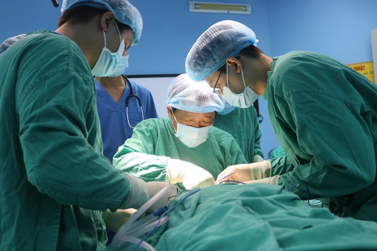 Những đôi tay “diệu kỳ’ ở khoa Phẫu thuật Tạo hình Thẩm mỹ, Bệnh viện Bạch Mai ảnh 2