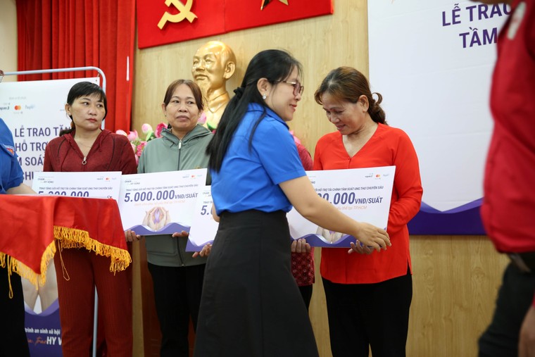 NAPAS, Mastercard và Payoo trao tặng suất hỗ trợ tài chính cho 200 phụ nữ có nguy cơ cao mắc bệnh ung thư ảnh 1