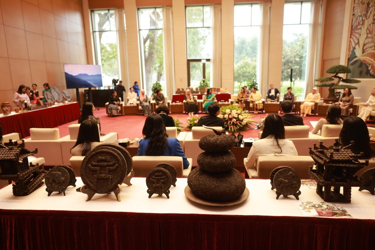 Phu nhân Chủ tịch Quốc hội mời trà Nhóm Phụ nữ Cộng đồng ASEAN ảnh 8