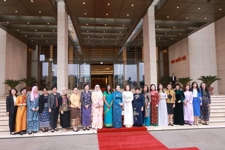 Phu nhân Chủ tịch Quốc hội mời trà Nhóm Phụ nữ Cộng đồng ASEAN ảnh 14
