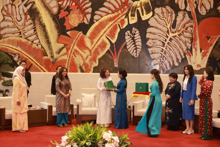 Phu nhân Chủ tịch Quốc hội mời trà Nhóm Phụ nữ Cộng đồng ASEAN ảnh 12